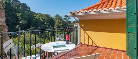 Enjoy the sun and glass of portuguese wine in the property's balcony #sun #relax #portugal #pt #sintra