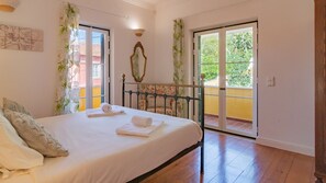 The bedroom has a comfortable bed, with quality linens! Perfect for restful nights #comfort #rest #portugal #pt #sintra