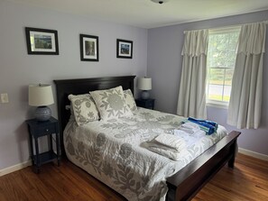 Bedroom 1
Queen Bed