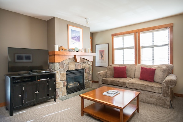 Living Room, Room, Indoors, Furniture, Flooring