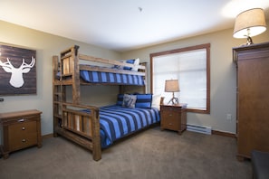 Furniture,Bedroom,Room,Indoors,Bed