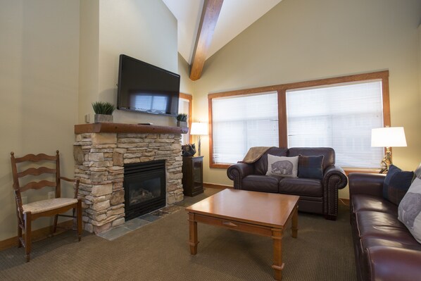 Living Room, Indoors, Room, Furniture, Hearth
