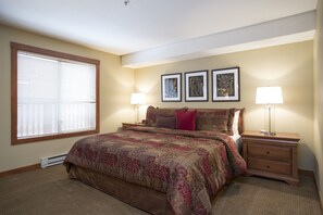 Bedroom,Room,Indoors,Furniture,Bed