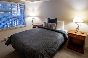Bedroom, Room, Indoors, Furniture, Bed