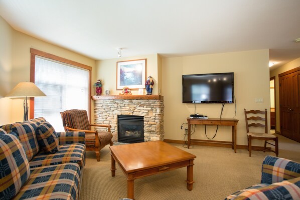 Living Room, Room, Indoors, Screen, Couch