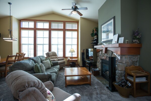 Living Room, Room, Indoors, Furniture, Couch