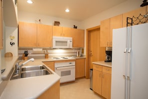 Room, Indoors, Flooring, Kitchen, Oven