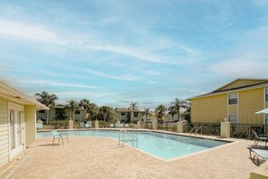 Dive into Paradise: Enjoy the Luxurious Pool and Amenities