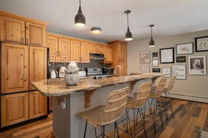 Kitchen, breakfast bar with 4 stools