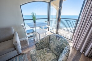 Direct Oceanfront, Beautifully Decoated