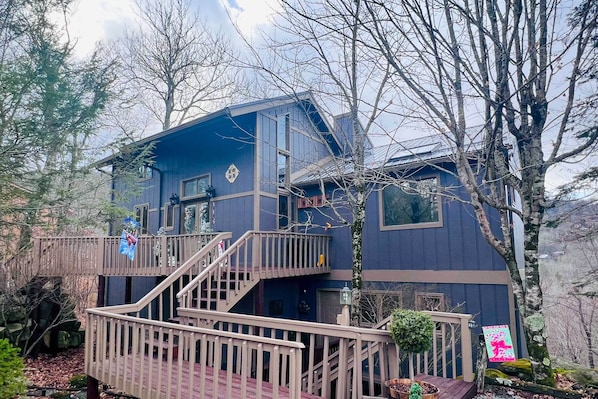 Beech Mountain Vacation Rental | 3BR | 3.5BA | 3,000 Sq Ft | Stairs Required