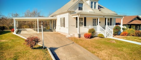 This charming home is a perfect base for your fabulous Bristol vacation!