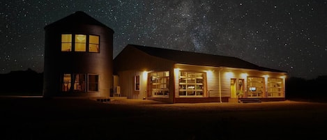 Milky Way views! 
Enjoy stargazing on property at your designated fire pit with yard chairs!