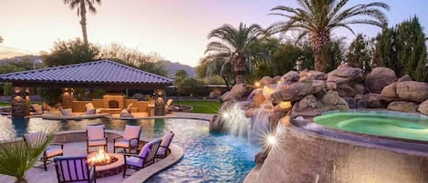 Immaculate lazy river pool w/ spa, firepit & covered outdoor kitchen
