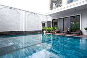 Indoor/outdoor pool