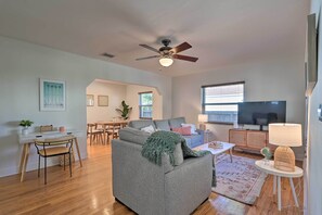 Living Room | Free WiFi | Central A/C | Smart TV | Home Office Space