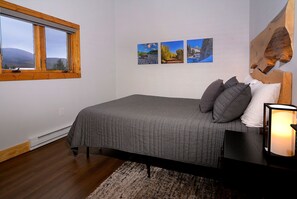 2nd floor primary w/queen bed