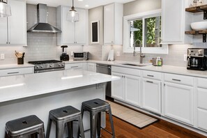 Kitchen with breakfast bar