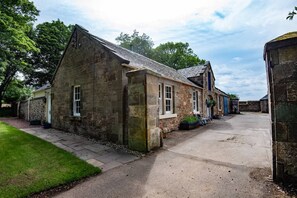 The Coach House, Kingston - external view with side lawned garden