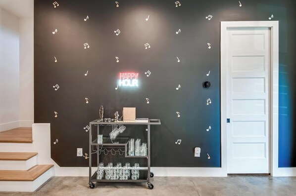 Experience Music City with this stylish bachelorette retreat! The chic bar cart and Happy Hour neon set the stage for unforgettable nights. Perfect for large groups wanting to enjoy Nashville's nightlife in luxury. Unwind and make memories!