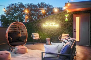 Relax in style on this chic rooftop deck, ideal for your Nashville getaway! Enjoy cozy seating, stunning city views, and a vibrant atmosphere—perfect for bachelorette parties or family reunions. Your exclusive Music City oasis awaits!