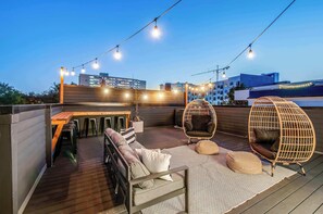 Elevate your stay on this chic rooftop deck with stunning skyline views. Perfect for large groups in Downtown Nashville, it’s an ideal spot for bachelorette parties or corporate retreats. Relax under the stars and make unforgettable memories!