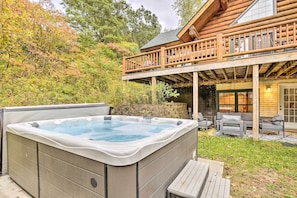 Backyard | Private Hot Tub | Outdoor Dining Area | Trampoline