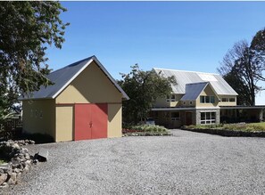 Casita (L), Main house (R)
