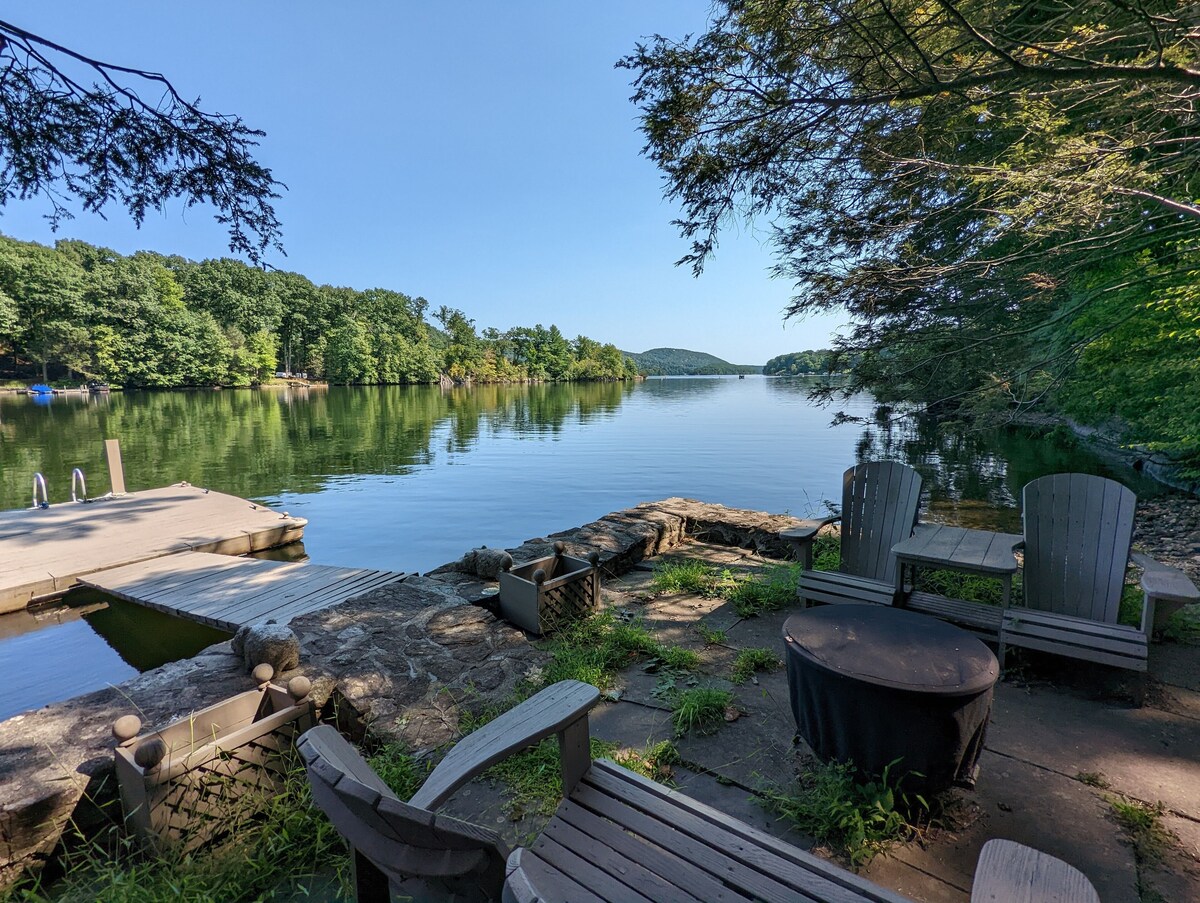 All-season Lakefront with Hot tub, Sauna, Firepits