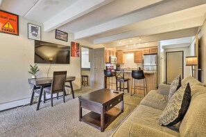 Living Room | Free WiFi | Wood-Burning Fireplace | Smart TV | Queen Sleeper Sofa