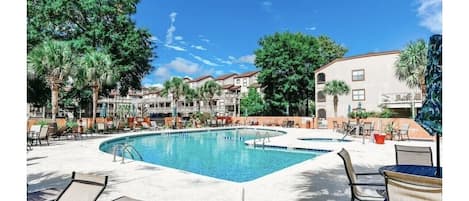 Outdoor pool/jacuzzi 