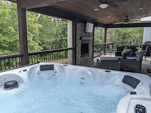 Oversized hot tub with three jet speeds, lights and Bluetooth speakers