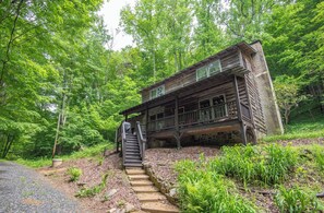 Welcome to Rustic Retreat in Warrensville North Carolina!