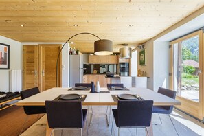 Salle à manger avec portes donnant sur le patio