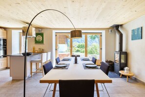 Poêle à bois dans la salle à manger