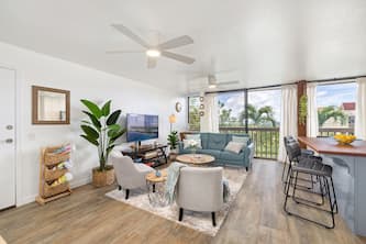 Beautiful townhome with 2 pools— 5 min from the beach!