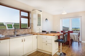 Highview Lahinch kitchen dining area