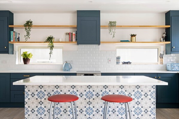 Kitchen island 