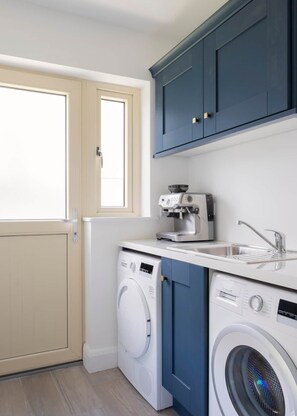 The kitchen and coffee machine 