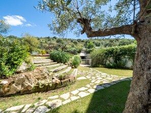 the artistic garden on two levels 