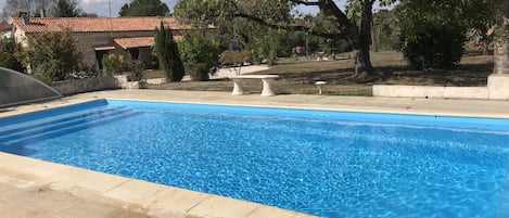 La piscine (9m x 5m), sécurisée par couverture à barre ou dôme avec serrure.