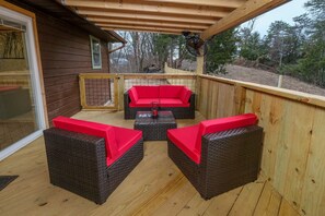 Pigeon Forge Cabin - "Margaritas at Sunrise" - Covered back deck with wicker Furniture