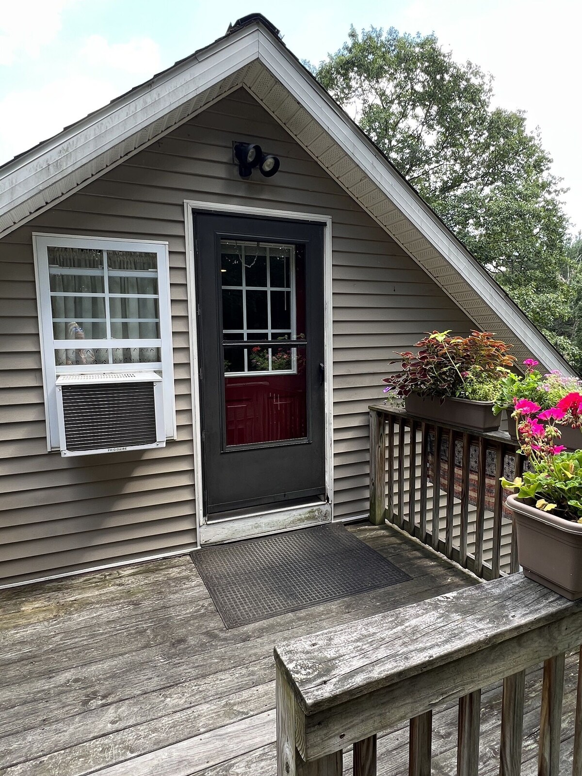 Fernwood Guesthouse Highview Room, private entrance, near Dreams Pk, Arnold Lake