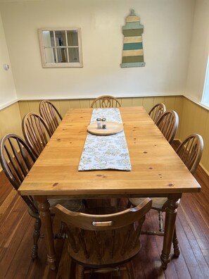 Dining table in Eat-in Kitchen