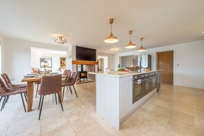 Wynholme, Holme-next-the-Sea: Well-equipped kitchen and dining area