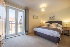 Seas the Day, Sheringham: Master bedroom with king-size bed and Juliet balcony