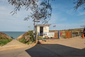 Seas the Day, Sheringham: Walkway directly down to the beach