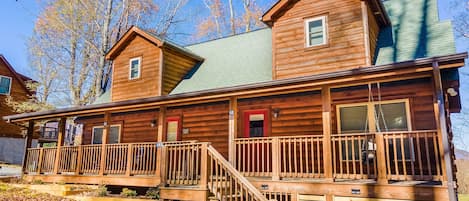 Welcome to the Garnet Owl Log Cabin Townhouse!