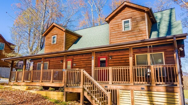 Welcome to the Garnet Owl Log Cabin Townhouse!