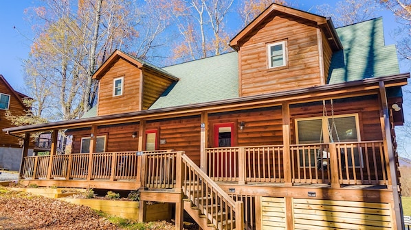 Welcome to the Garnet Owl Log Cabin Townhouse!